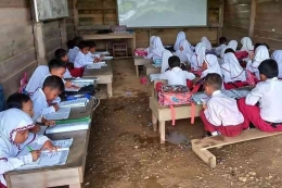 Ilustrasi penyebab masalah pendidikan di Indonesia: sarana dan prasarana yang kurang memadai. (Foto: Kompas.id)