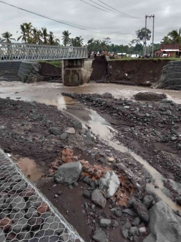 Jembatan di desa Klopo Sawit Kecamatan Candipuro kabupaten Lumajang putus akibat banjir (Hamim Thohari Majdi)