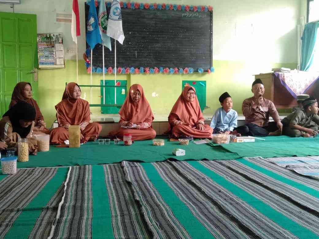 Suasana Halal Bihalal di SDN Kuningan Blitar | Sumber gambar: Siti Nazarotin