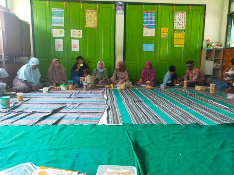 Tampak wali murid ikut terlibat dalam Halal Bihalal | Sumber gambar: Siti Nazarotin