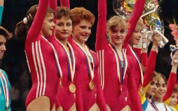 Foto Kemenangan Tim Atlit Senam Uni Soviet di ajang Olimpiade Seoul 1988 (Comit International Olympique/LYON)