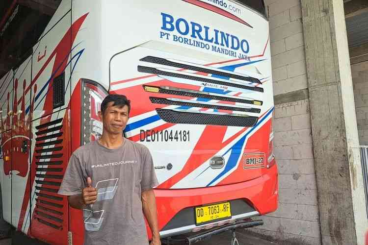 M Satir, sopir bus Borlindo yang mengajak penumpangnya makan bersama saat Lebaran. Foto : Darsil Yahya M/ kompas.com