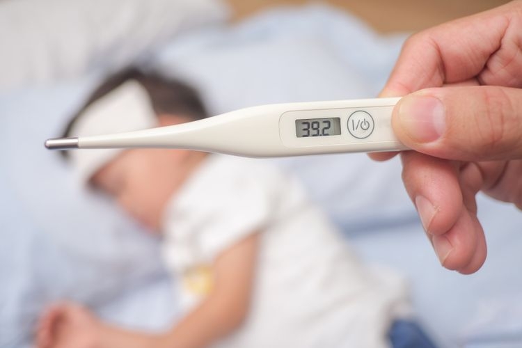 Ilustrasi demam tinggi pada anak. Sumber: Shutterstock via KOMPAS.com