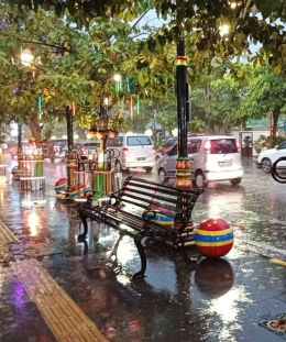 Hujan deras dan lalu lintas padat, malam Minggu di jalan pahlawan, Madiun (dokpri)