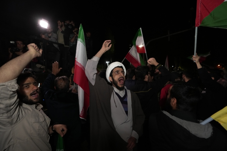 Pengunjuk rasa menyerukan slogan-slogan saat berkumpul menyatakan dukungan atas serangan Iran ke Israel di depan Kedutaan Besar Inggris di Teheran, Iran, 14 April 2024. Foto: AP PHOTO/VAHID SALEMI via KOMPAS.id