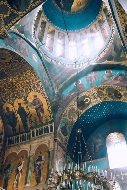 https://www.pexels.com/id-id/foto/langit-langit-hias-di-gereja-abad-pertengahan-dengan-lampu-gantung-dan-lukisan-fresco-491652