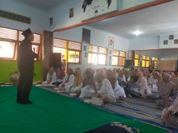 Pak Alwi sedang berinteraksi dengan wali murid dalam acara Halal Bihalal dan Parenting | Sumber gambar: Siti Nazarotin