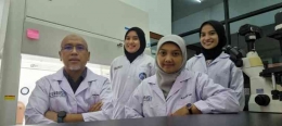 Dari kanan ke kiri: Prof. Anom Bowolaksono, Ph. D., Astari Dwiranti, M. Eng., Aurel dan Qonita yang tergabung dalam Tim Riset Lab. Icembio. (Doc. Ayu)