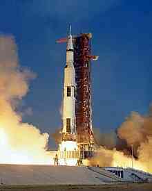  Peluncuran Apollo 11 - credit to Wikipedia