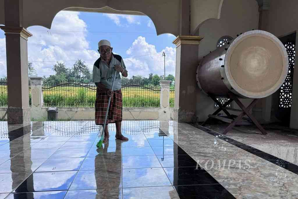 Sanadi (70) menyapu beranda Masjid Nurul Iman Dusun Kuang Jukut, Pringgarata, Lombok Tengah, Nusa Tenggara Barat, menjalankan tugasnya dengan ikhlas s