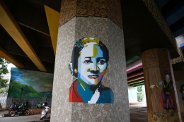 Ilustrasi: Mural tokoh kebangkitan perempuan Indonesia R.A. Kartini menghiasi kolong tol di jalan RC Veteran Raya, Jakarta Selatan, Selasa (21/4/2020). (Foto: KOMPAS/PRIYOMBODO)