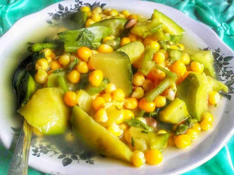 Masakan jagung muda dengan campuran buah dan pucuk daun labu kuning. (Gambar: dokumentasi Imanuel Lopis.)