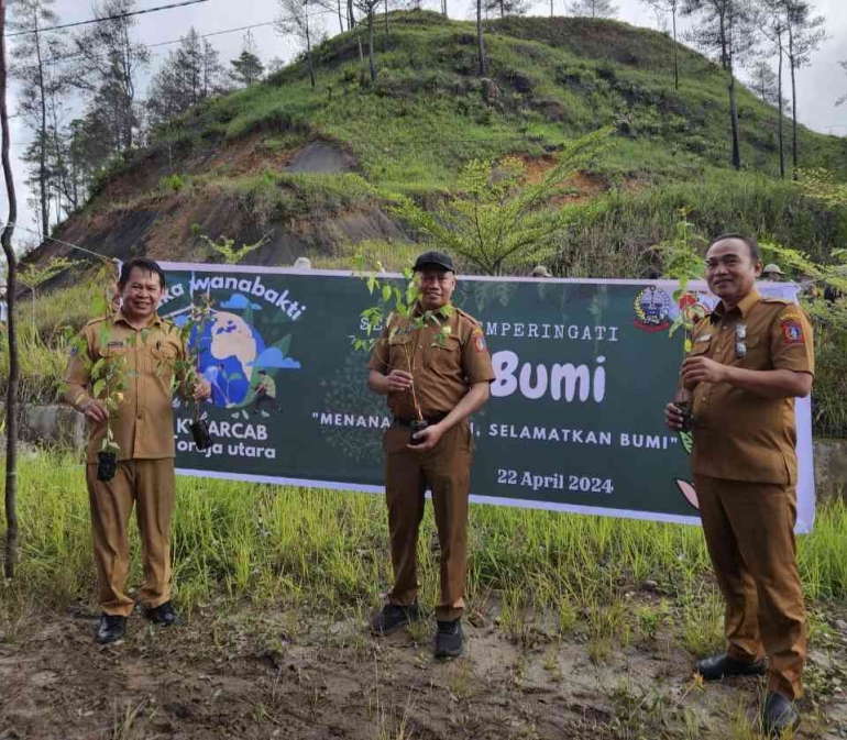 Kadisdikbud Tana Toraja bersama Sekretaris dan Kabid GTK pada perayaan Hari Bumi di Ge'tengan. Sumber: Andarias Lebang