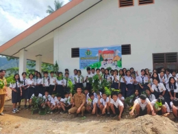 Aksi tanam pohon oleh siswa SMP PGRI Pa'buaran. Sumber: Andarias Lebang. 