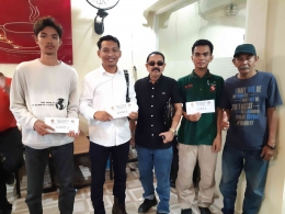 Ketua CCC Makassar Mochtar Djuma foto bersama dengan para juara. Photo by : Ipoel. (18/04).