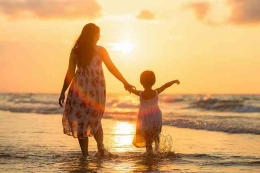 Dari: https://pixabay.com/id/photos/dewasa-ibu-anak-perempuan-pantai-1807500/