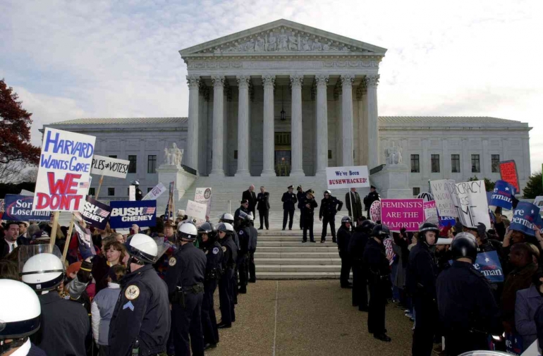 Protes di Depan Mahkamah Agung AS oleh Pendukung George W. Bush dan Al Gore pada 1 Desember 2000 (Pat Benic/Associated Press via Los Angeles Times)