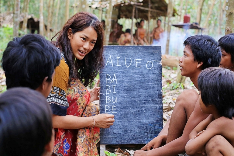 Prisia Nasution memerankan tokoh Butet Manurung dalam film Sokola Rimba, film arahan sutradara Riri Riza yang diinspirasi dari pengalaman Butet Manurung mengajar di Hutan Bukit Duabelas, Jambi. Sumber: KOMPAS.id