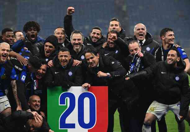 Simone Inzaghi dan para pemain Inter yang merayakan gelar scudetto ke 20. Sumber: getty images (Anadolu)