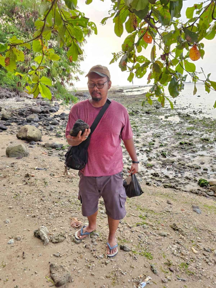 Bongkahan batu bara yang ditemukan di pantai (Dok. Mang Pram)
