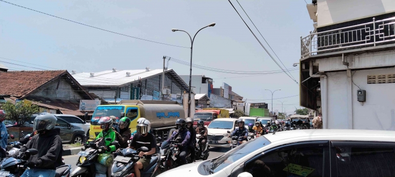 Arus balik lalu lintas kendaraan padat di Jalan plered Kab cirebon, Jawa Barat, Minggu (31/03/2024) pukul 11.30 WIB. /dok. pri