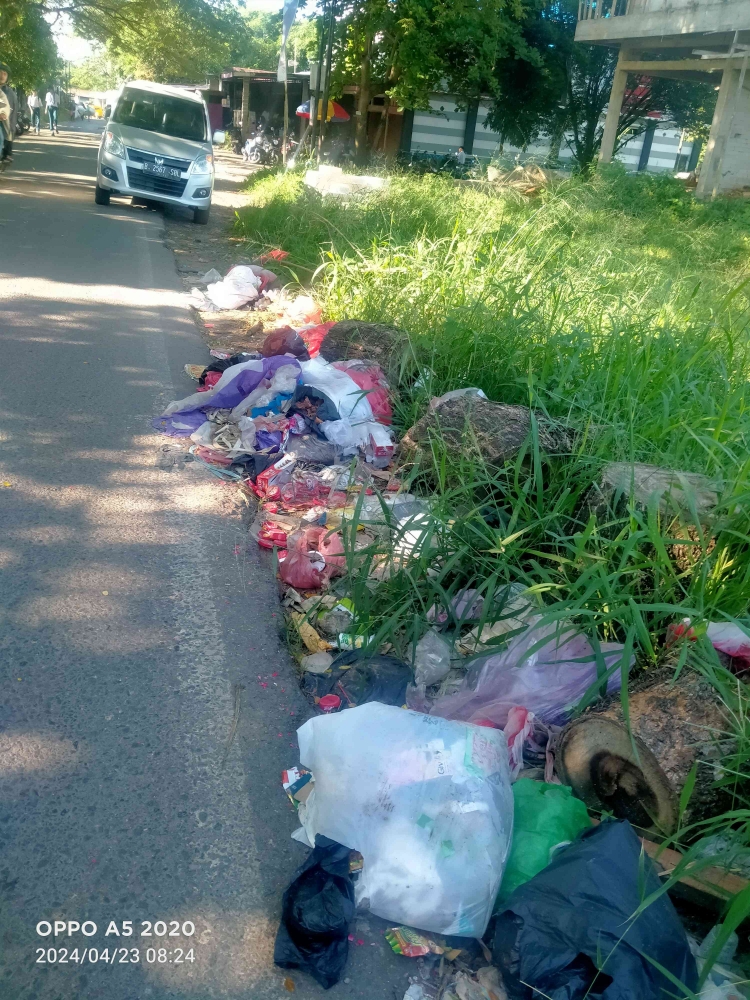 Tumpukan sampah berserakan di Pinggir Jalan Pabbongkaya, Kelurahan Laikang, Kecamatan Biringkanaya Kota Makassar (dok jb.com)