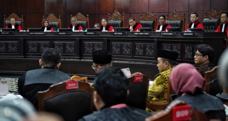 Para hakim konstitusi yang hadir saat digelar sidang pendahuluan perkara Perselisihan Hasil Pemilihan Umum (PHPU) Pemilihan Presiden dalam Pemilu 2024 di Mahkamah Konstitusi, Jakarta, Rabu (27/3/2024). (KOMPAS/RONY ARIYANTO NUGROHO) 