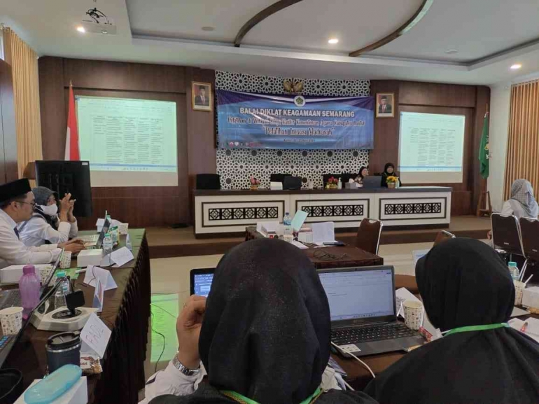 Dua guru MTsN 6 Bantul menunjukkan hasil diskusinya di depan peserta pelatihan inovasi madrasah (dok.eys)
