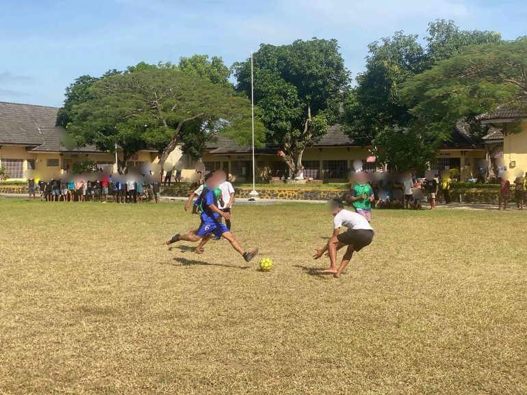 Warga Binaan menunjukkan kehebatannya bermain Sepak Bola/dok. pri