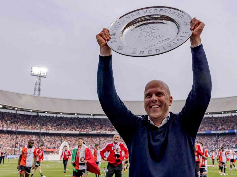 Arne Slot,meraih trofi Eredivisie Belanda musim 2022-2023 bersama Feyenoord Rotterdam (Theathletic.com)