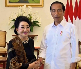Mooryati Soedibyo dengan Presiden Joko Widodo di Istana Bogor (Wikimedia Commons)