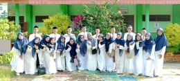 Peserta Halal Bihalal dari Kec. Kanigoro mengenakan Dress Code Nuansa putih dengan jilbab biru Navy | Sumber gambar: Aris Setyorinda