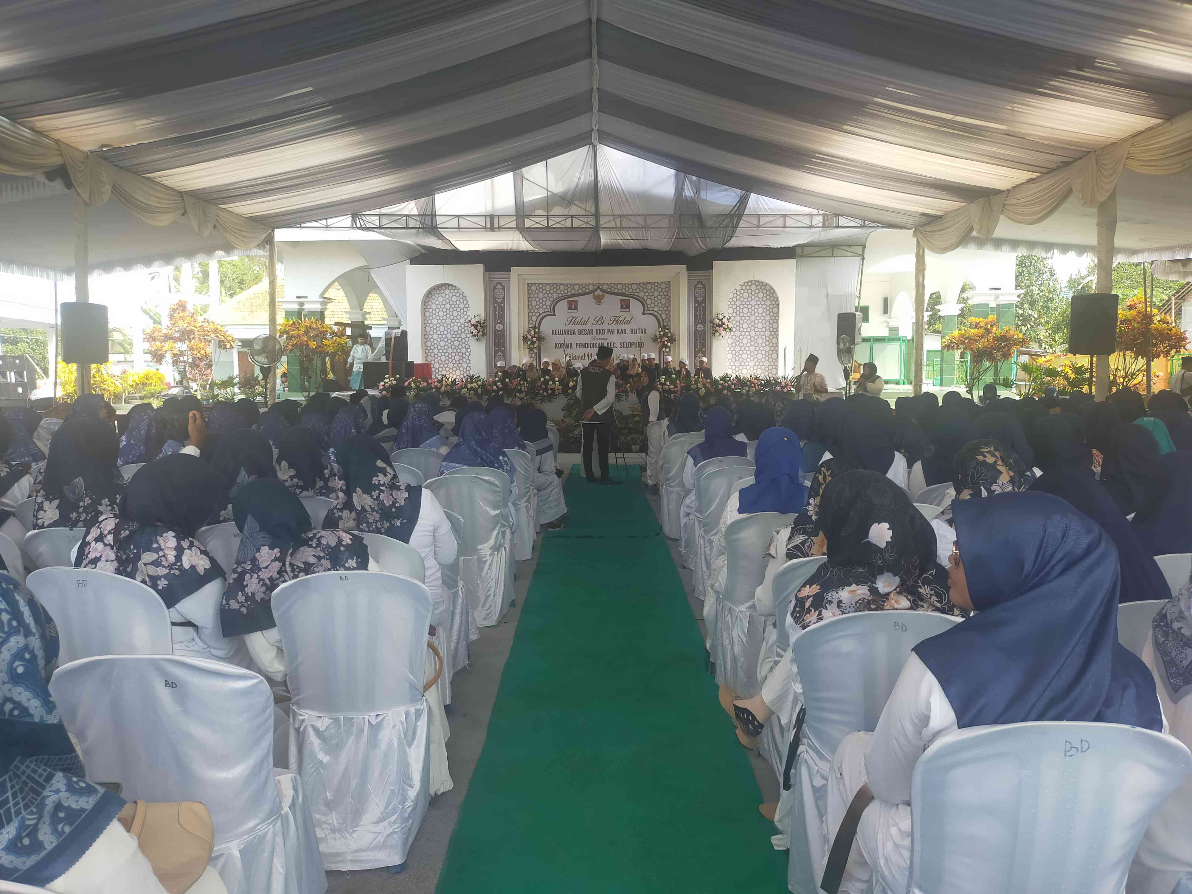 Nampak rapi dan kompak peserta Halal Bihalal  mengenakan Dress Code Nuansa putih dan jilbab Biru Navy | Sumber gambar: Siti Nazarotin 