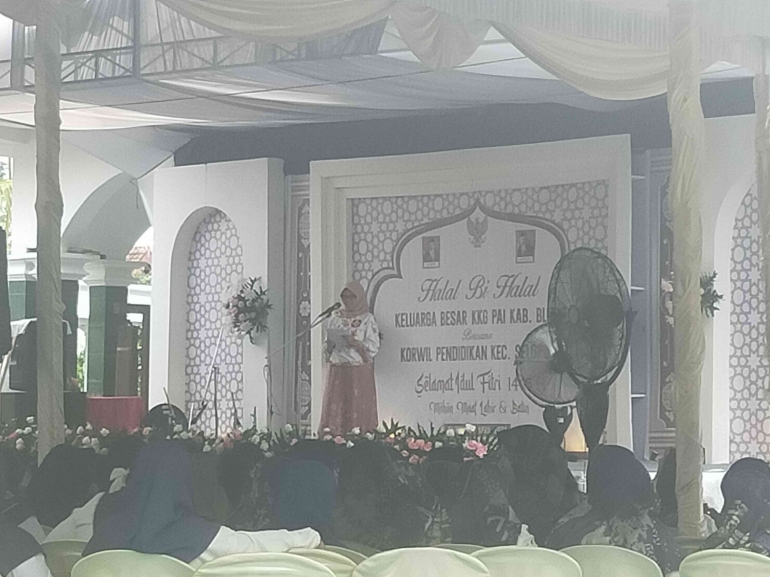 Bupati Blitar Rini Syarifah memberikan sambutan pada acara Halal Bihalal KKG PAI Kabupaten Blitar | Sumber gambar: Siti Nazarotin 