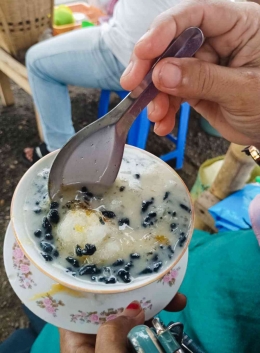 Dawet Ireng dengan juruh gula aren khas Purworejo (dokpri)