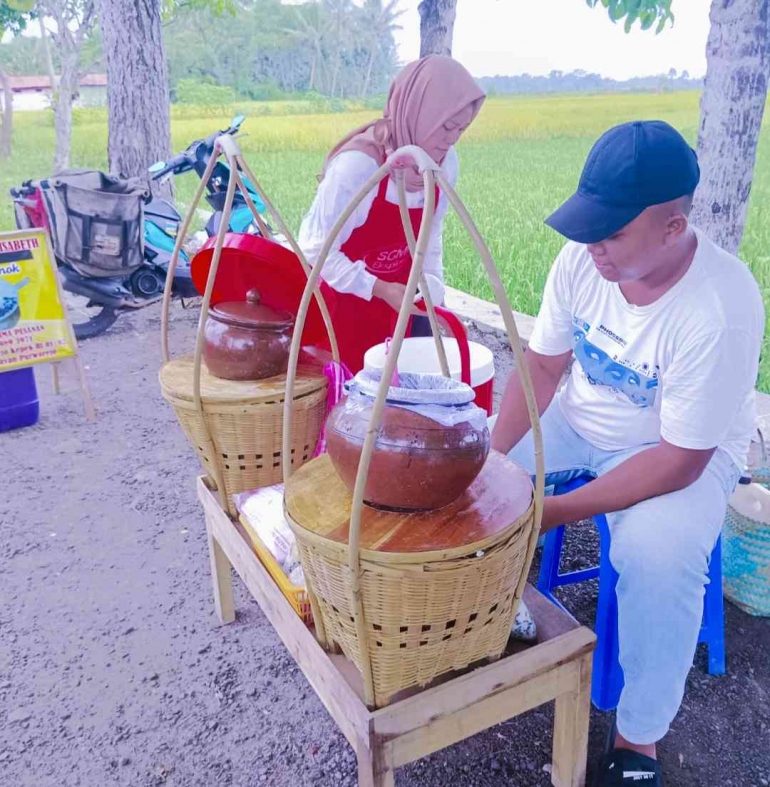 Mas Jono(bukan nama sebenarnya), penjual dawet Ireng di jalan Demangan, Banyuurip, Purworejo (dokpri)