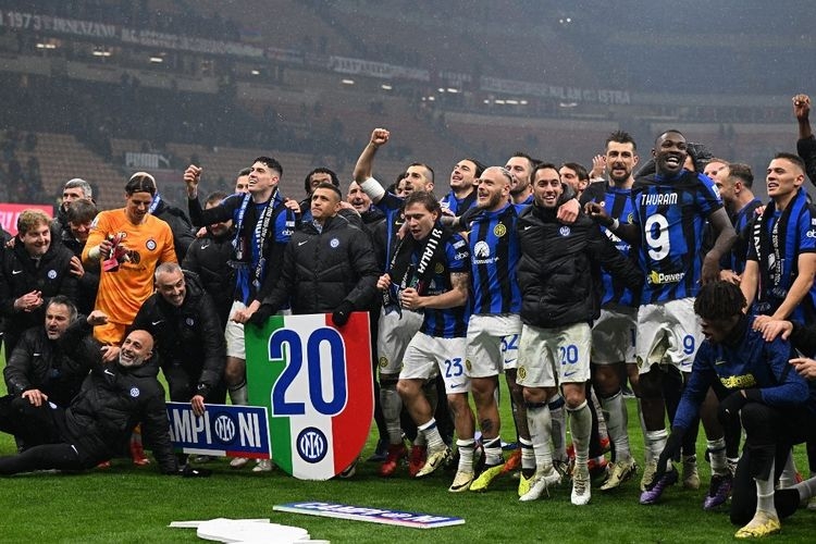 Inter Milan memastikan diri keluar sebagai juara Liga Serie A Italia (Scudetto) musim 2023/2024 setelah mengalahkan rival sekota, AC Milan dengan skor 2-1. Gelar ini juga merupakan Scudetto ke-20 Inter Milan. Foto: AFP/GABRIEL BOUYS via KOMPAS.com
