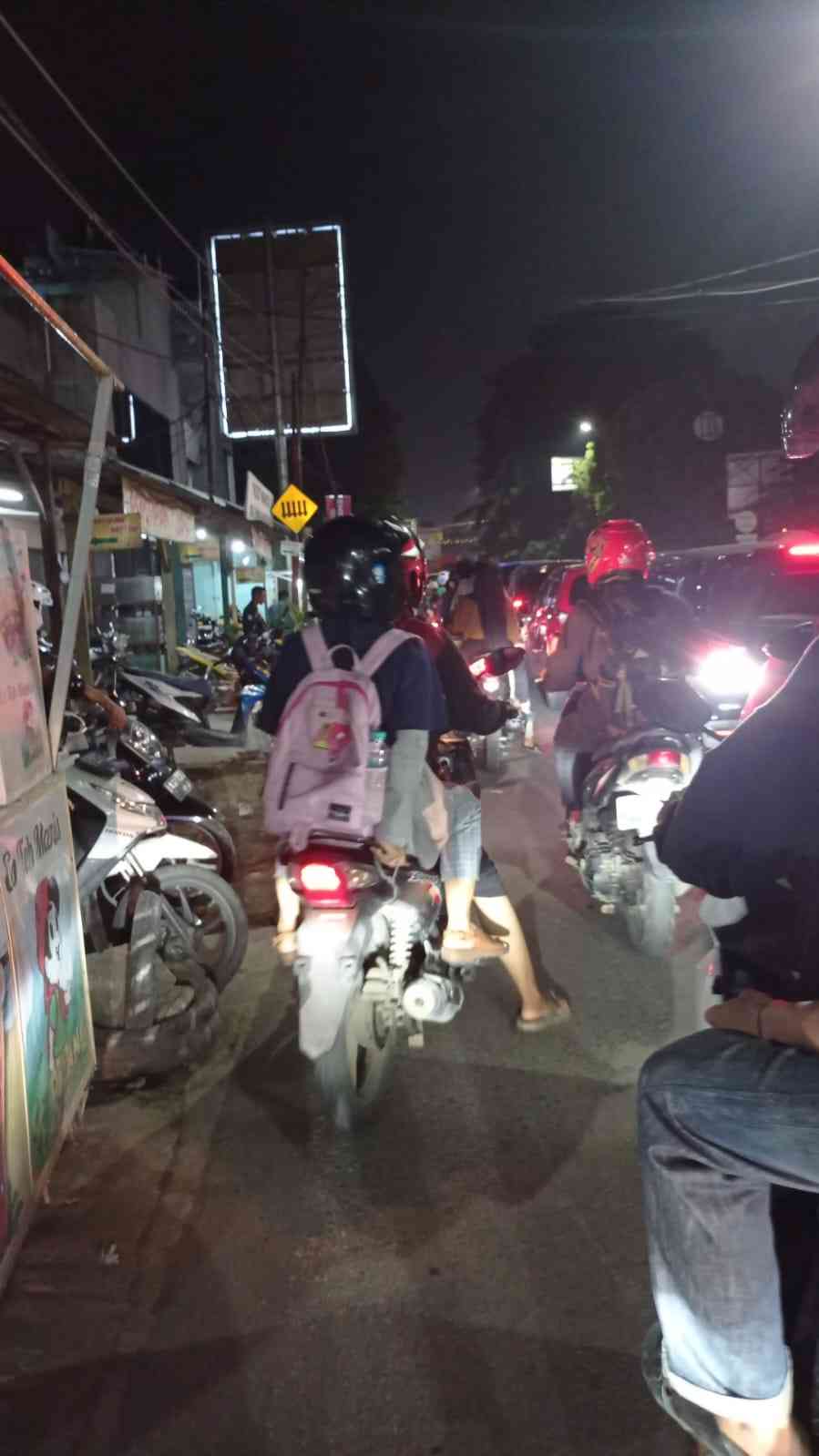 kepdatan arus lalulintas di jalan pantura Senin/16 April 2024. sumber: rasyidpictures