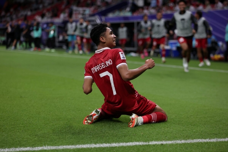 Selebrasi gelandang Indonesia, Marselino Ferdinan, seusai mencetok gol ke gawang Irak pada laga Grup D Piala Asia 2023 di Stadion Ahmed bin Ali, Qatar, Senin (15/1/2024). (KOMPAS/IWAN SETIYAWAN) 