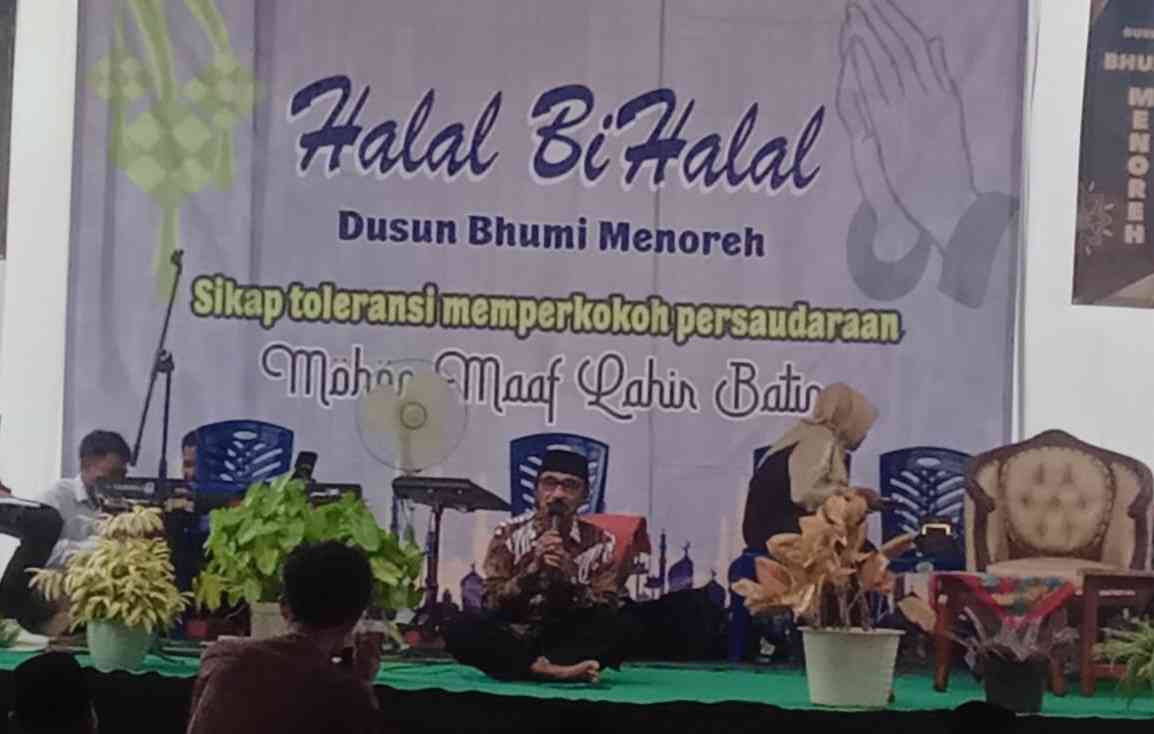 Kepala Desa Menoreh memberikan sambutan sambil duduk.Dokpri