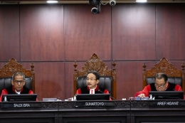 Ketua Mahkamah Konstitusi (MK) Suhartoyo (tengah) didampingi Hakim Konstitusi Saldi Isra (kiri) dan Arief Hidayat (kanan) memimpin jalannya sidang putusan perselisihan hasil Pilpres 2024 di Gedung Mahkamah Konstitusi, Jakarta, Senin (22/4/2024). Foto: ANTARA FOTO/M Risyal Hidayat via KOMPAS.com