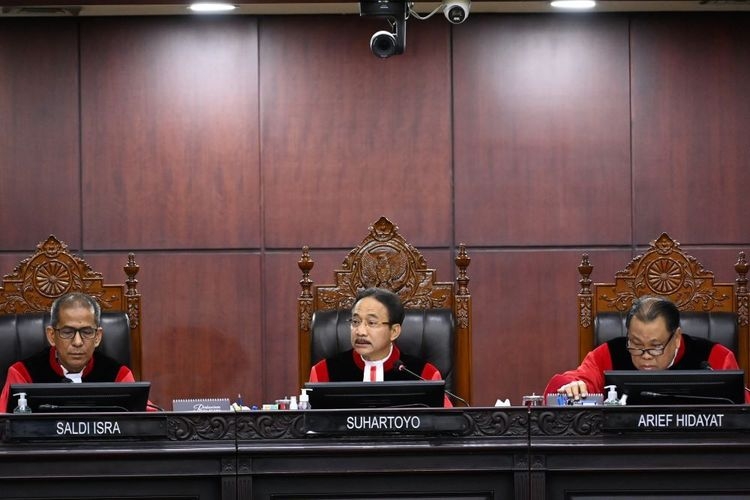 Ketua Mahkamah Konstitusi (MK) Suhartoyo (tengah) didampingi Hakim Konstitusi Saldi Isra (kiri) dan Arief Hidayat (kanan) memimpin jalannya sidang putusan perselisihan hasil Pilpres 2024 di Gedung Mahkamah Konstitusi, Jakarta, Senin (22/4/2024). Foto: ANTARA FOTO/M Risyal Hidayat via KOMPAS.com