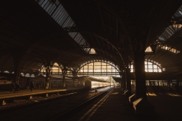 Ilustrasi stasiun kereta. (Freepik/Wirestock)