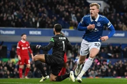 Jarrad Branthwaite merayakan gol perdana saat Everton taklukkan Liverpool, Kamis (25/4/2024) dinihari WIB. Sumber : (AFP/PAUL ELLIS) via kompas.com