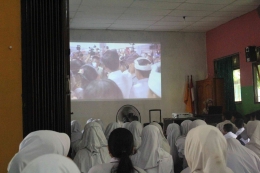 Foto ketika siswa-siswi menonton film dokumenter  tentang perairan Pulau Bali. Sumber: SMP Indah Makmur.