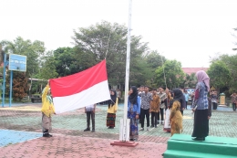 Foto ketika upacara peringatan hari RA. Kartini di lapangan sekolah. Sumber : SMP Indah Makmur. 