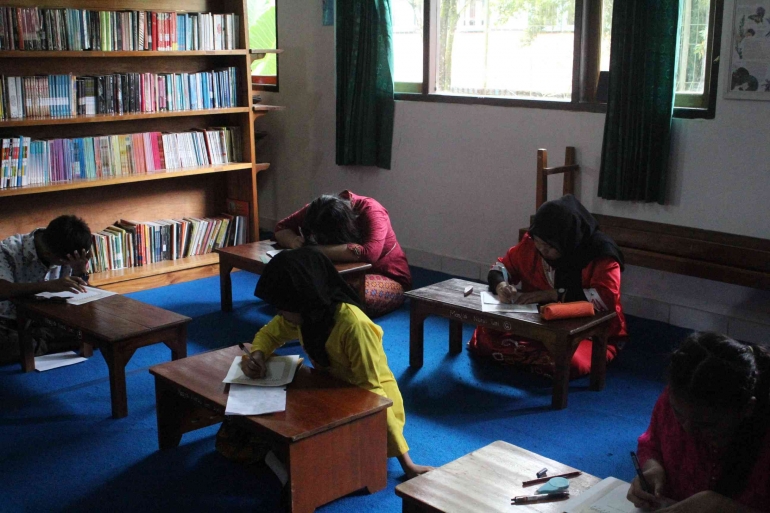Foto ketika perwakilan siswa-siswi mengikuti lomba cipta puisi di Perpustakaan Sekolah. Sumber : SMP Indah Makmur. 