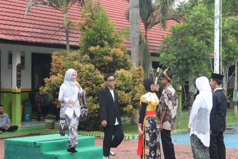 Foto ketika kegiatan fashion show di lapangan sekolah. Sumber : SMP Indah Makmur.
