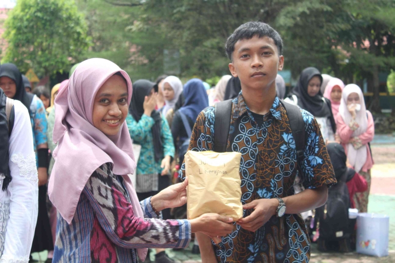 Foto pembagian hadiah kepada para pemenang dalam Lomba pembuatan kerajinan dari barang bekas di Hari Bumi. Sumber : SMP Indah Makmur.