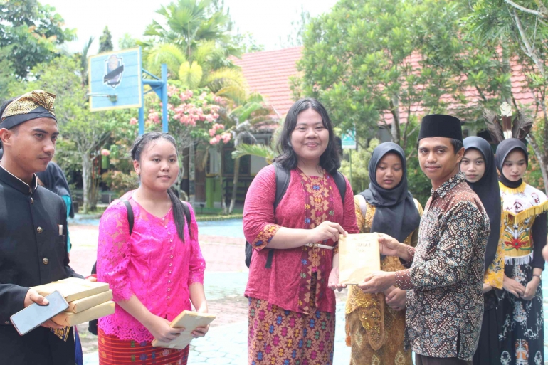Foto pembagian hadiah kepada para pemenang dalam Lomba cipta puisi di Hari Kartini . Sumber : SMP Indah Makmur.